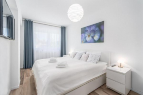 Seaside Breeze Stylish Apartment Balcony & Parking by Noclegi Renters